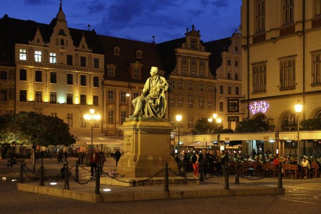 Aleksander-Fredro-Denkmal auf dem Ring neben dem Rathaus - Marktplatz von Breslau Aleksander-Fredro-Denkmal auf dem Ring neben dem Rathaus - Marktplatz von Breslau