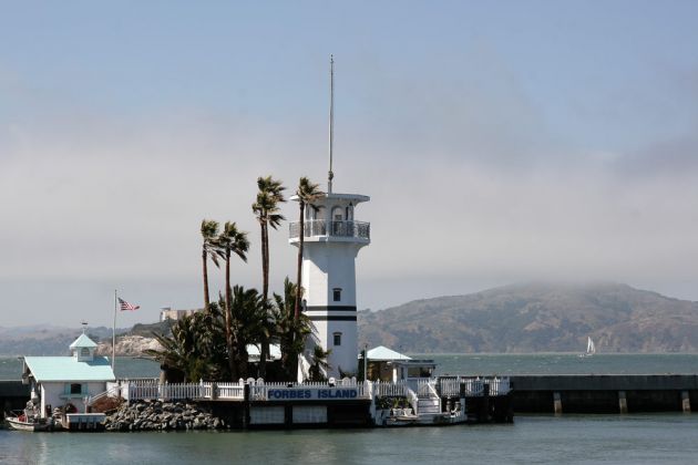 Leuchtturm auf der künstlich angelegten Forbes Island - Pier 39, San Francisco, Kalifornien