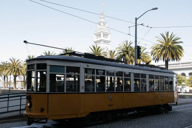 San Francisco - historische Streetcar vor dem San Frrancisco Railway Museum am Embarcardero