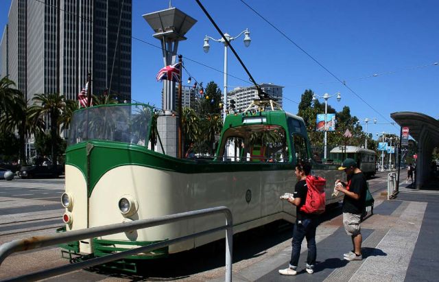 San Francisco - Streetcar der F-Line am Embarcardero, Fisherman's Wharf - Wagen No. 228, gebaut 1934, Blackpool, England.