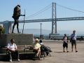 Ghandi Statue auf der Ferry Plaza mit Oakland Bay Bridge - Fisherman&#039;s Wharf, San Francisco
