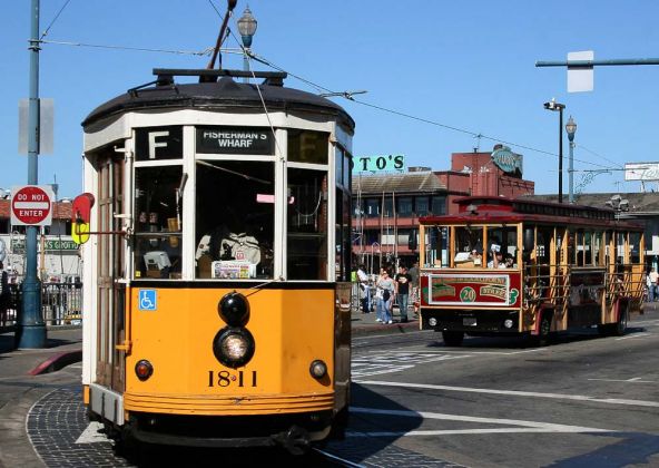 Streetcar F-Line mit Peter-Witt-Wagen am Pier 39 - Fishermans Wharf, San Francisco Streetcar F-Line mit Peter-Witt-Wagen am Pier 39 - Fishermans Wharf, San Francisco