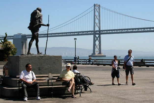 Ghandi Statue auf der Ferry Plaza mit Oakland Bay Bridge - Fisherman's Wharf