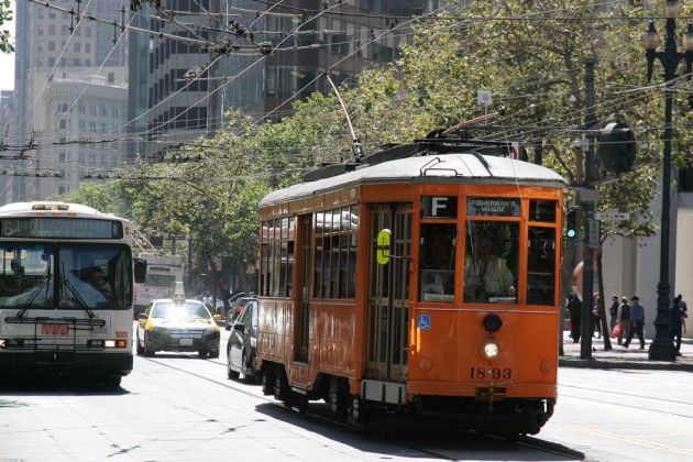 eine historische Streetcar der F-Line auf der Market Street eine historische Streetcar der F-Line auf der Market Street