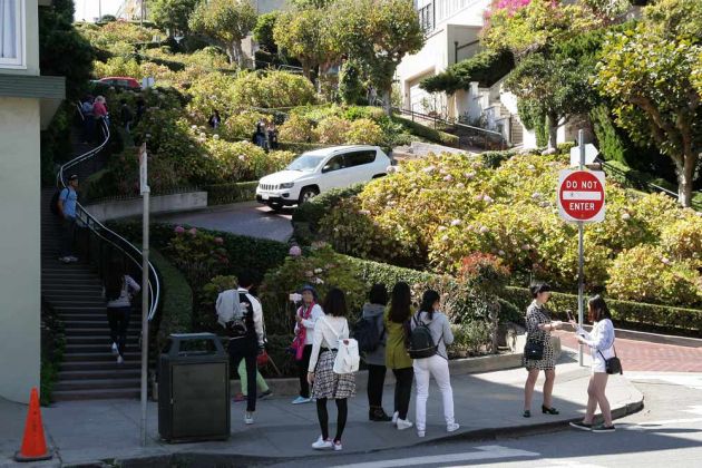 Lombard Street, steile Einbahnstrasse im Zickzack - the crookedest street Lombard Street, steile Einbahnstrasse im Zickzack - the crookedest street