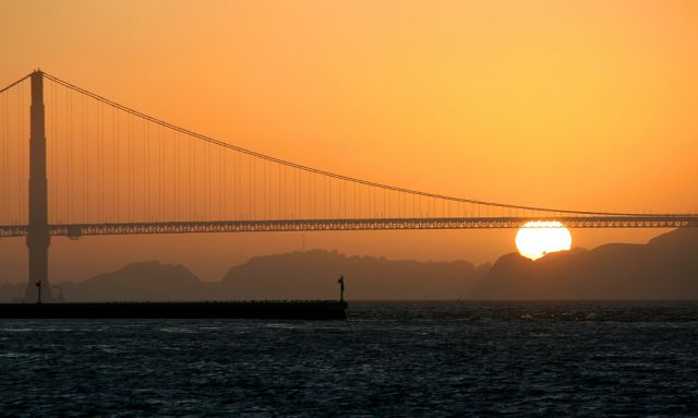 Sonnenuntergang an der Golden Gate Bridge - Blick vom Pier 39, San Francisco Sonnenuntergang an der Golden Gate Bridge - Blick vom Pier 39, San Francisco