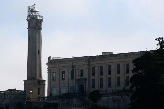 Leuchtturm auf Alcatraz in der San Francisco Bay - von der Sausalito Fähre