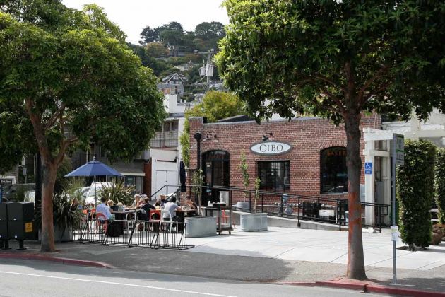 Cibo-Cafe am Bridgeway gegenüber vom Pelican Harbour - Sausalito, San Francisco Bay Cibo-Cafe am Bridgeway gegenüber vom Pelican Harbour - Sausalito, San Francisco Bay