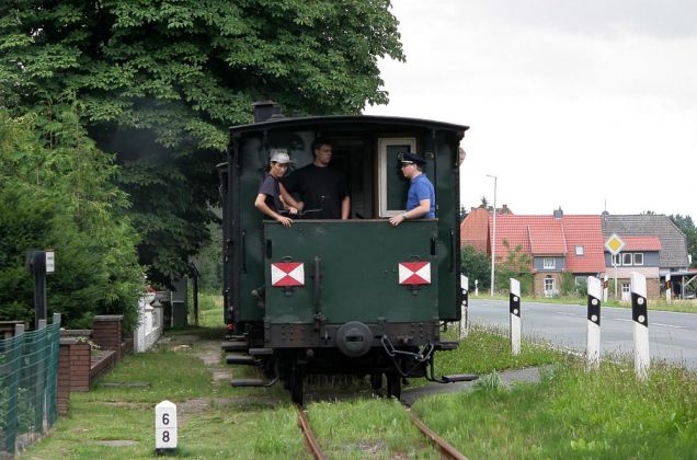 Der Museumszug kurz vor Asendorf an der Bundesstrasse 6 - Museums-Eisenbahn Bruchhausen-Vilsen