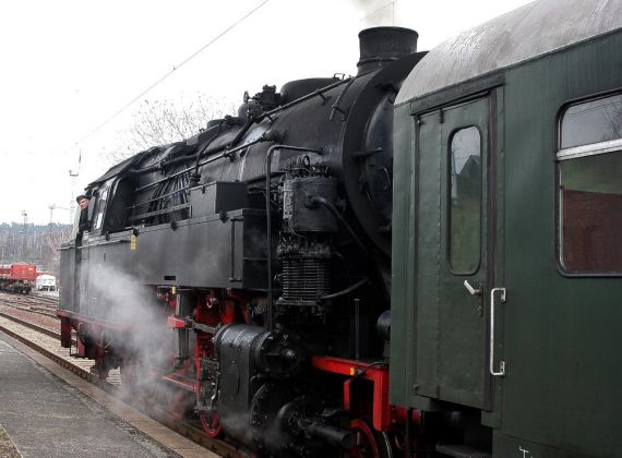 Dampflok Baureihe 95 - Die Bergkönigin 95 027 auf der Rübelandbahn vor der Abfahrt des Sonderzuges nach Rübeland in Blankenburg Dampflok Baureihe 95 - Die Bergkönigin 95 027 auf der Rübelandbahn vor der Abfahrt des Sonderzuges nach Rübeland in Blankenburg