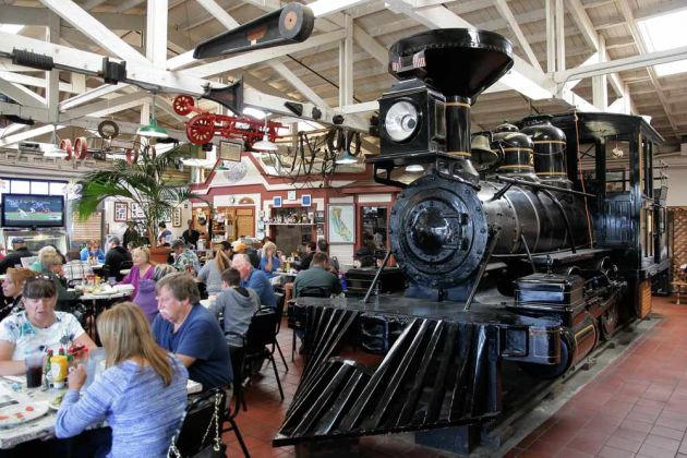 Dampflok Daisy in der Depot Mall mit Museum - Fort Bragg