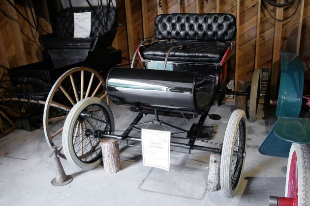 Ein 1902 Oldsmobile Curved Dash Model R im Antique Auto Museum 3 Valley Gap am Trans-Canada-Highway in British Columbia