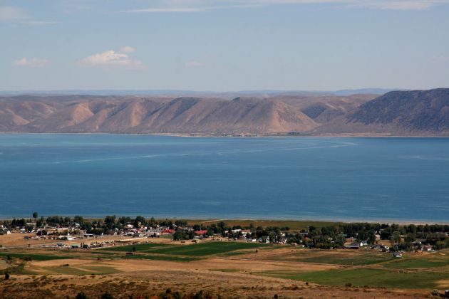 Aussicht auf den Bear Lake und Garden City vom Bear Lake Summit am Highway 89 Aussicht auf den Bear Lake und Garden City vom Bear Lake Summit am Highway 89
