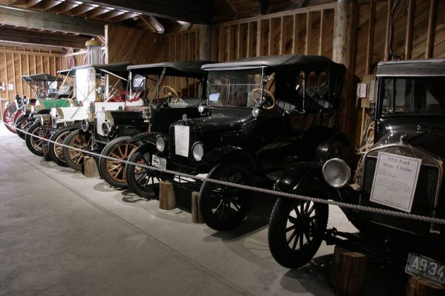 Oldtimer der Brass Era - linke Seite der Halle des Automuseums 3 Valley Gap