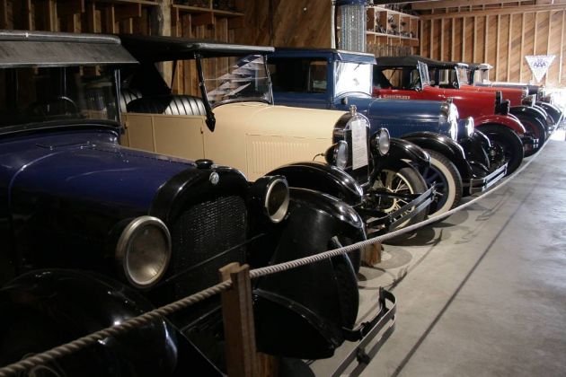 Oldtimer der 1920er- und 1930er Jahre - rechte Seite der Halle des Automuseums 3 Valley Gap