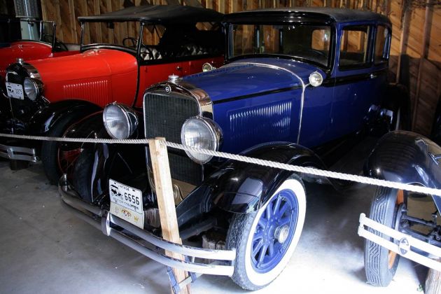 Oldtimer der 1920er- und 1930er Jahre - rechte Seite der Halle des Automuseums 3 Valley Gap Oldtimer der 1920er- und 1930er Jahre - rechte Seite der Halle des Automuseums 3 Valley Gap