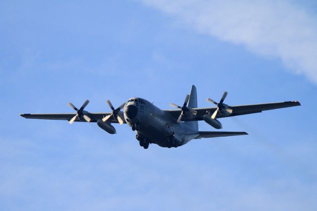C-130 Hercules CH-04 - belgische Luftwaffe, dreht Übungsrunden über dem Steinhuder Meer. C-130 Hercules CH-04 - belgische Luftwaffe, dreht Übungsrunden über dem Steinhuder Meer.