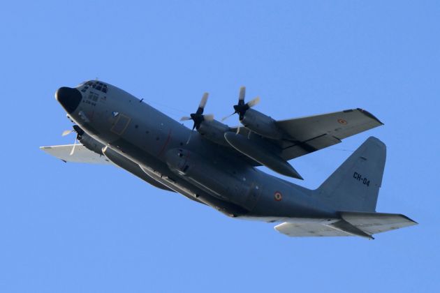 C-130 Hercules CH-04 - belgische Luftwaffe, dreht Übungsrunden über dem Steinhuder Meer. C-130 Hercules CH-04 - belgische Luftwaffe, dreht Übungsrunden über dem Steinhuder Meer.
