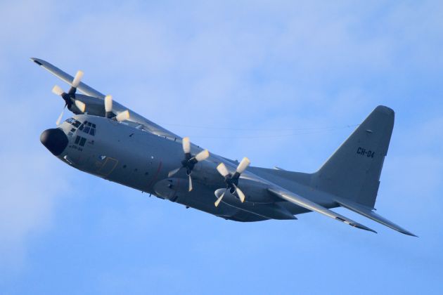 C-130 Hercules CH-04 - belgische Luftwaffe, dreht Übungsrunden über dem Steinhuder Meer. C-130 Hercules CH-04 - belgische Luftwaffe, dreht Übungsrunden über dem Steinhuder Meer.