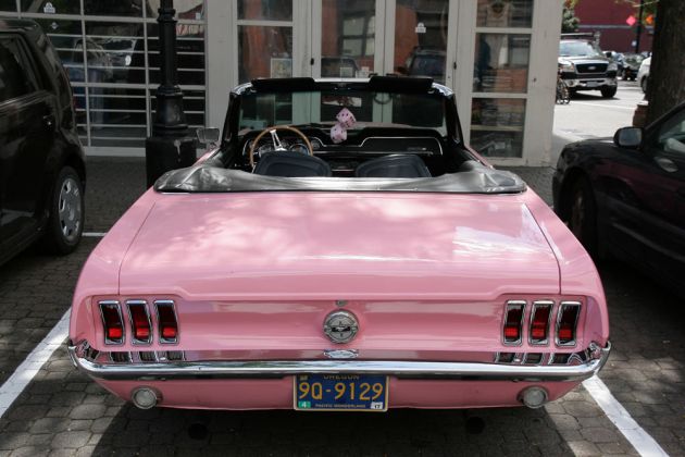 Pink Mustang Convertible - gesehen in Portland, Oregon