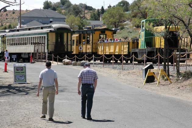 Am Bahnhof der Virginia and Truckee Railroad in der F Street von Virginia City Am Bahnhof der Virginia and Truckee Railroad in der F Street von Virginia City