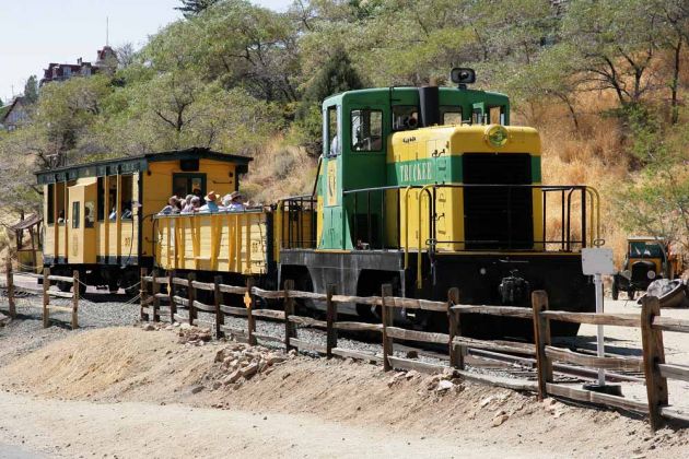 Abfahrt bereiter Touristenzug der Virginia and Truckee Railroad nach Gold Hill Abfahrt bereiter Touristenzug der Virginia and Truckee Railroad nach Gold Hill