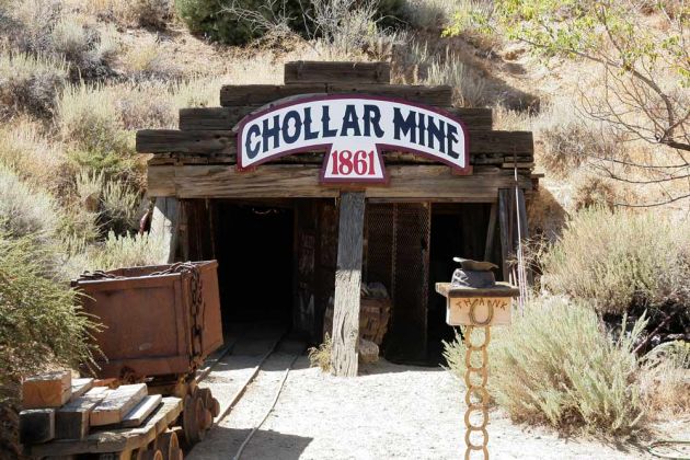 Links und rechts des Schienenstranges - eine ehemalige Goldmine in Virginia City Links und rechts des Schienenstranges - eine ehemalige Goldmine in Virginia City