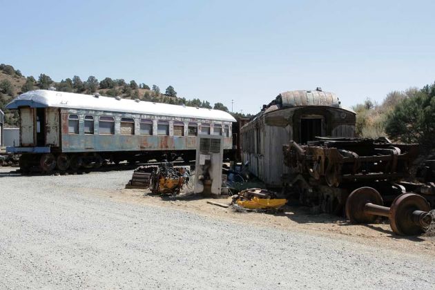 Historische Eisenbahn-Waggons und Eisenbahnschrott im Depot Historische Eisenbahn-Waggons und Eisenbahnschrott im Depot