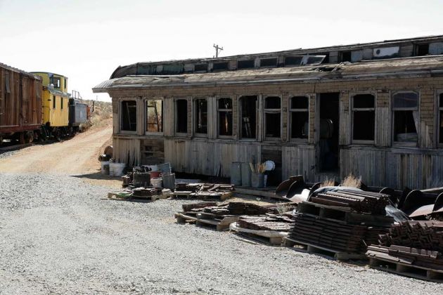 Historische Eisenbahn-Waggons und Eisenbahnschrott im Depot Historische Eisenbahn-Waggons und Eisenbahnschrott im Depot