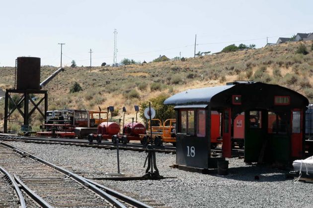 Wasserkran und Eisenbahnschrott im Depot Wasserkran und Eisenbahnschrott im Depot