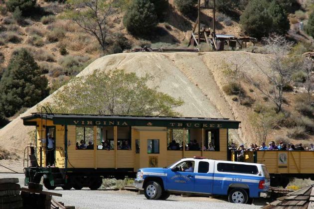 Der Touristenzug mit der Diesel D-1 Lok ist unterwegs nach Gold Hill Der Touristenzug mit der Diesel D-1 Lok ist unterwegs nach Gold Hill