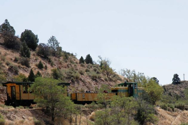 Der Touristenzug mit der Diesel D-1 Lok verlässt gerade Gold Hill Der Touristenzug mit der Diesel D-1 Lok verlässt gerade Gold Hill
