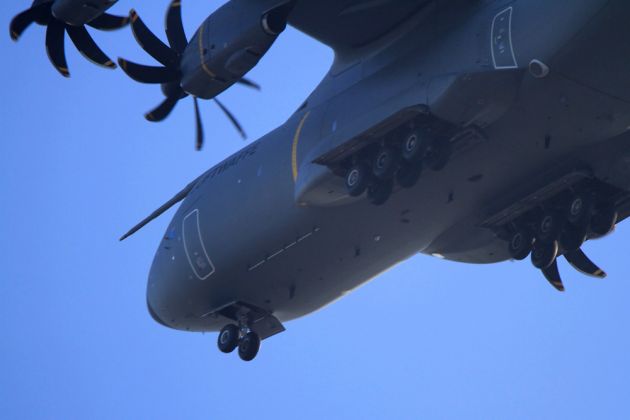 Airbus A 400 M der Luftwaffe 54 + 04 über Steinhude am Meer, im Anflug auf den Fliegerhorst Wunstorf Airbus A 400 M der Luftwaffe 54 + 04 über Steinhude am Meer, im Anflug auf den Fliegerhorst Wunstorf
