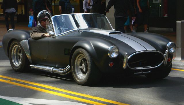 Ein AC-Shelby Cobra in voller Aktion auf der Hauptstrasse von Wellington, Neuseelands Hauptstadt 