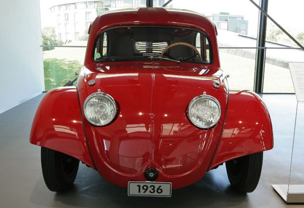 1936 - Porsche Typ 60, Prototyp V 3 - Rekonstruktion im Zeithaus der Autostadt Wolfsburg  - Vierzylinder-Boxermotor mit 985 ccm Hubraum, 23,5 PS, Gewicht 600 kg, Höchstgeschwindigkeit 100 kmh