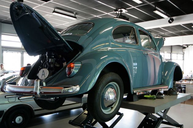 Nachbau einer Volkswagen-Werkstatt mit einem VW-Käfer auf der Hebebühne - Zeithaus der Autostadt Wolfsburg