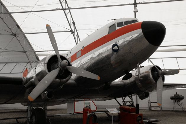 Douglas DC-3, CF-BZI Douglas DC-3, CF-BZI