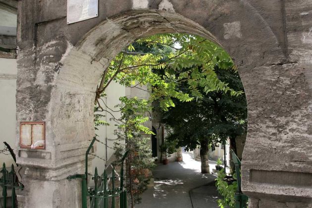Istanbul - Tor zu einer kleinen Moschee im Stadtteil Fatih in der Altstadt