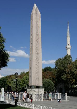 Der ägyptische Obelisk ( Thutmosis III ) auf dem ehemaligen Hippodrom - Sultanahmet Meydanı, Istanbul Der ägyptische Obelisk ( Thutmosis III ) auf dem ehemaligen Hippodrom - Sultanahmet Meydanı, Istanbul