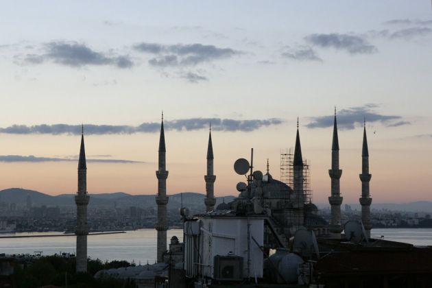 Istanbul, über den Dächern der Stadt - die Blaue Moschee, morgens um sechs Uhr Istanbul, über den Dächern der Stadt - die Blaue Moschee, morgens um sechs Uhr
