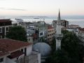 Istanbul - über den Dächern der Stadt mir Blick auf das Marmara-Meer, morgens um sechs Uhr