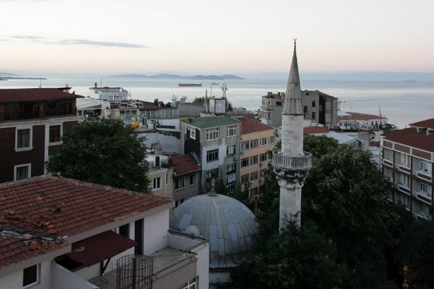 Istanbul - über den Dächern der Stadt mir Blick auf das Marmara-Meer, morgens um sechs Uhr Istanbul - über den Dächern der Stadt mir Blick auf das Marmara-Meer, morgens um sechs Uhr