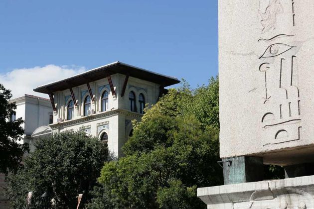 Der ägyptische Obelisk ( Thutmosis III ) auf dem ehemaligen Hippodrom - Sultanahmet Meydanı, Istanbul Der ägyptische Obelisk ( Thutmosis III ) auf dem ehemaligen Hippodrom - Sultanahmet Meydanı, Istanbul