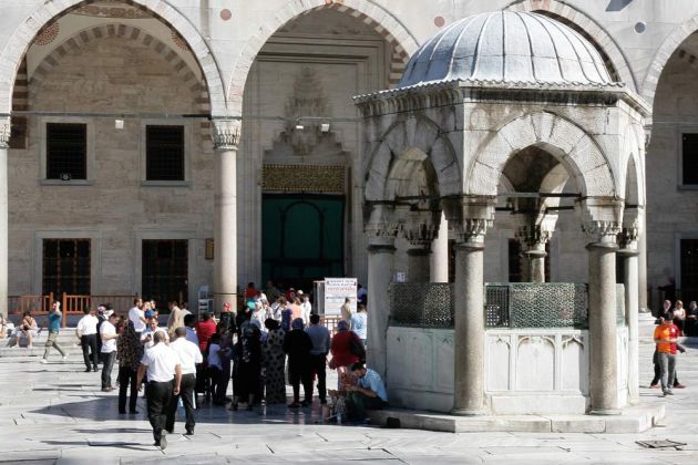 Brunnen im Innenhof der Blauen Moschee - Sultan Ahmet Camii, Istanbul Brunnen im Innenhof der Blauen Moschee - Sultan Ahmet Camii, Istanbul