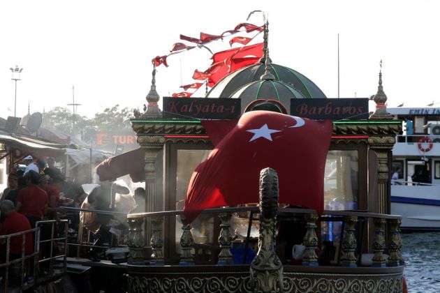 Imbiss-Stände und -Boote an der Galata-Brücke - Istanbul Imbiss-Stände und -Boote an der Galata-Brücke - Istanbul