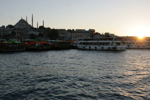 Die Altstadt Istanbuls mit der Yeni Moschee zur Blauen Stunde Die Altstadt Istanbuls mit der Yeni Moschee zur Blauen Stunde