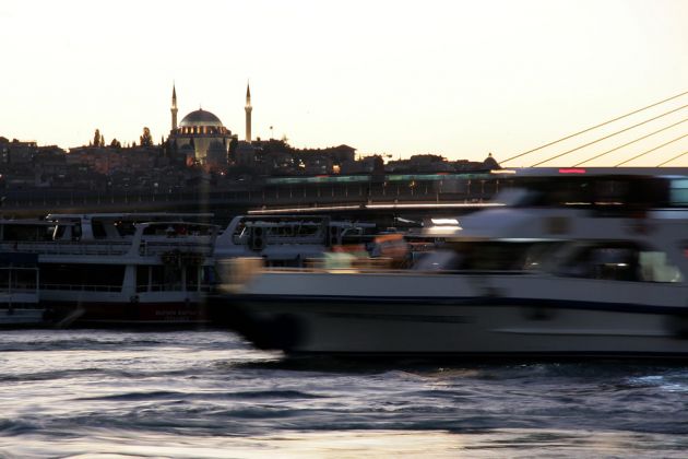 Die Altstadt Istanbuls mit der Yeni Moschee zur Blauen Stunde Die Altstadt Istanbuls mit der Yeni Moschee zur Blauen Stunde