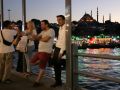 Die Galata-Brücke und Yeni Moschee zur Blauen Stunde am Goldenen Horn - Istanbul