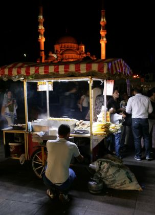 An der Galata-Brücke in Istanbul - Verkäufer von gerösteten Maiskolben An der Galata-Brücke in Istanbul - Verkäufer von gerösteten Maiskolben