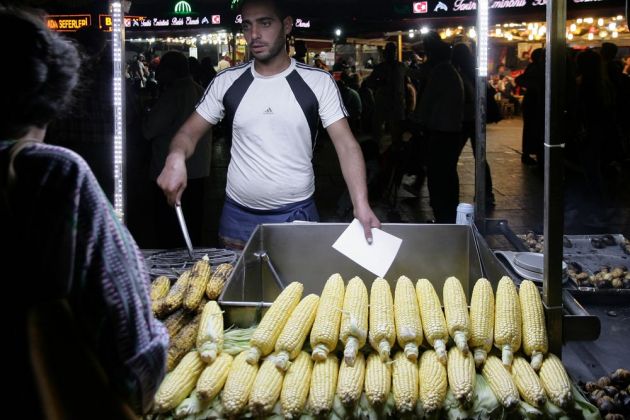 An der Galata-Brücke in Istanbul - Verkäufer von gerösteten Maiskolben An der Galata-Brücke in Istanbul - Verkäufer von gerösteten Maiskolben